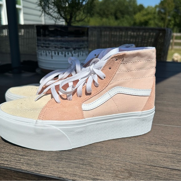 Vans Shoes - ⭐️⭐️ NEW Vans Women's High-Top Sneakers - Peach and Off-White Sz 9 NWOB